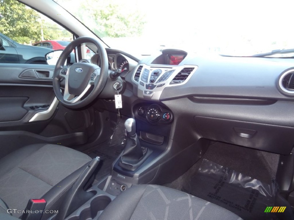 2013 Fiesta SE Hatchback - Oxford White / Charcoal Black photo #17