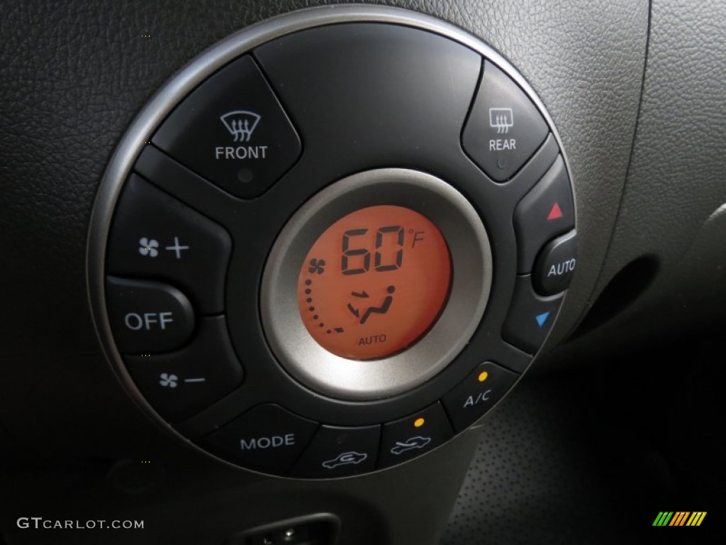 2013 Nissan Cube 1.8 SL Controls Photos
