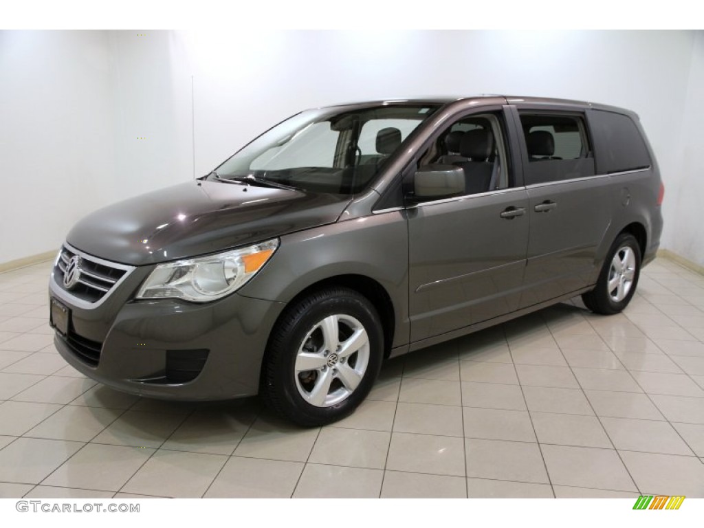 2010 Volkswagen Routan SE Exterior Photos