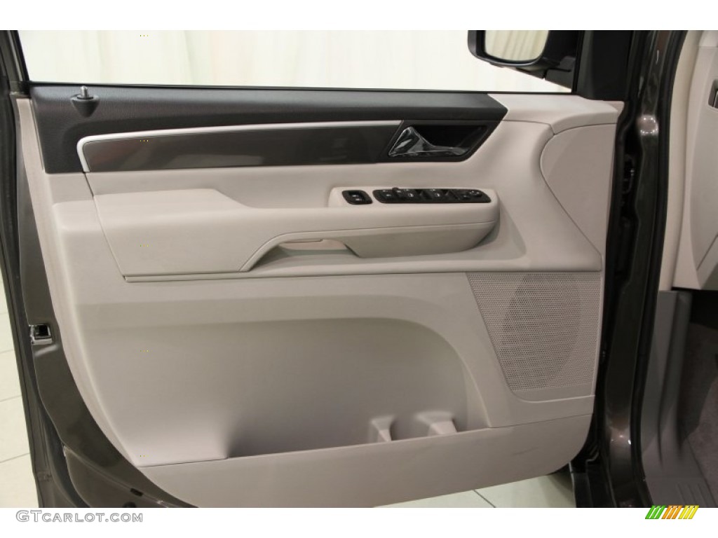 2010 Volkswagen Routan SE Aero Gray Door Panel Photo #86717184