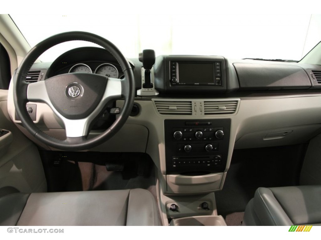 2010 Volkswagen Routan SE Dashboard Photos