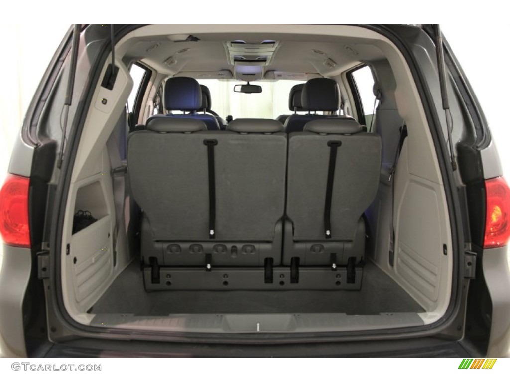 2010 Volkswagen Routan SE Trunk Photos