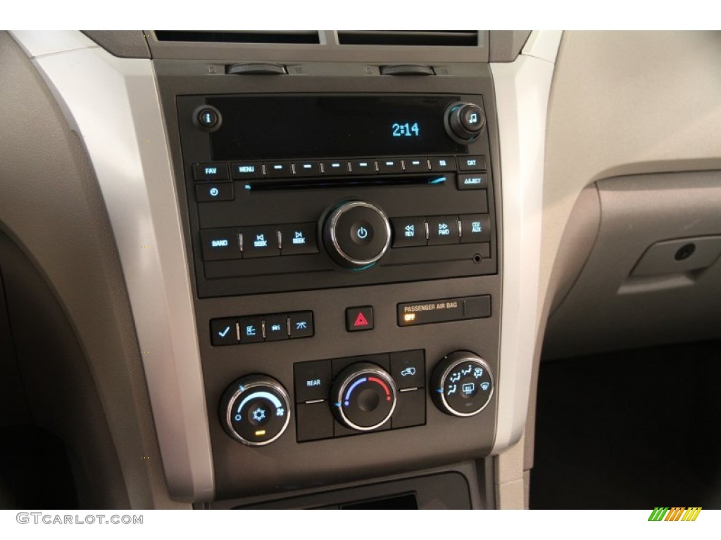 2010 Traverse LT - Silver Ice Metallic / Dark Gray/Light Gray photo #9