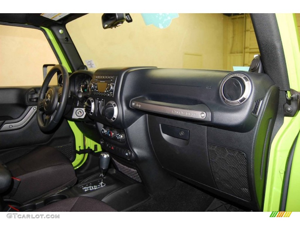 2013 Wrangler Sport 4x4 - Gecko Green / Black photo #20