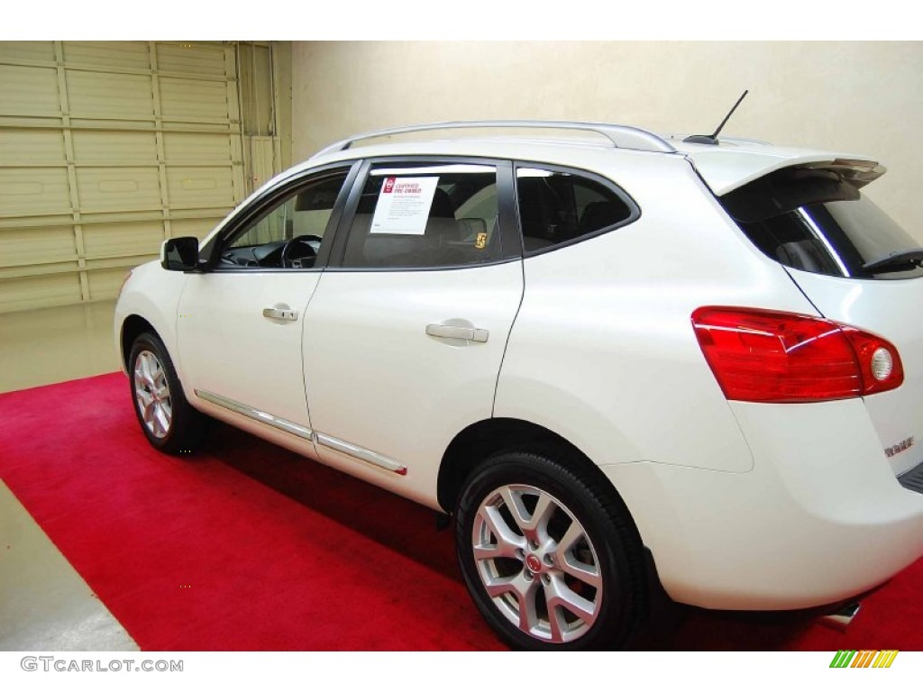 2011 Rogue SV AWD - Pearl White / Black photo #4