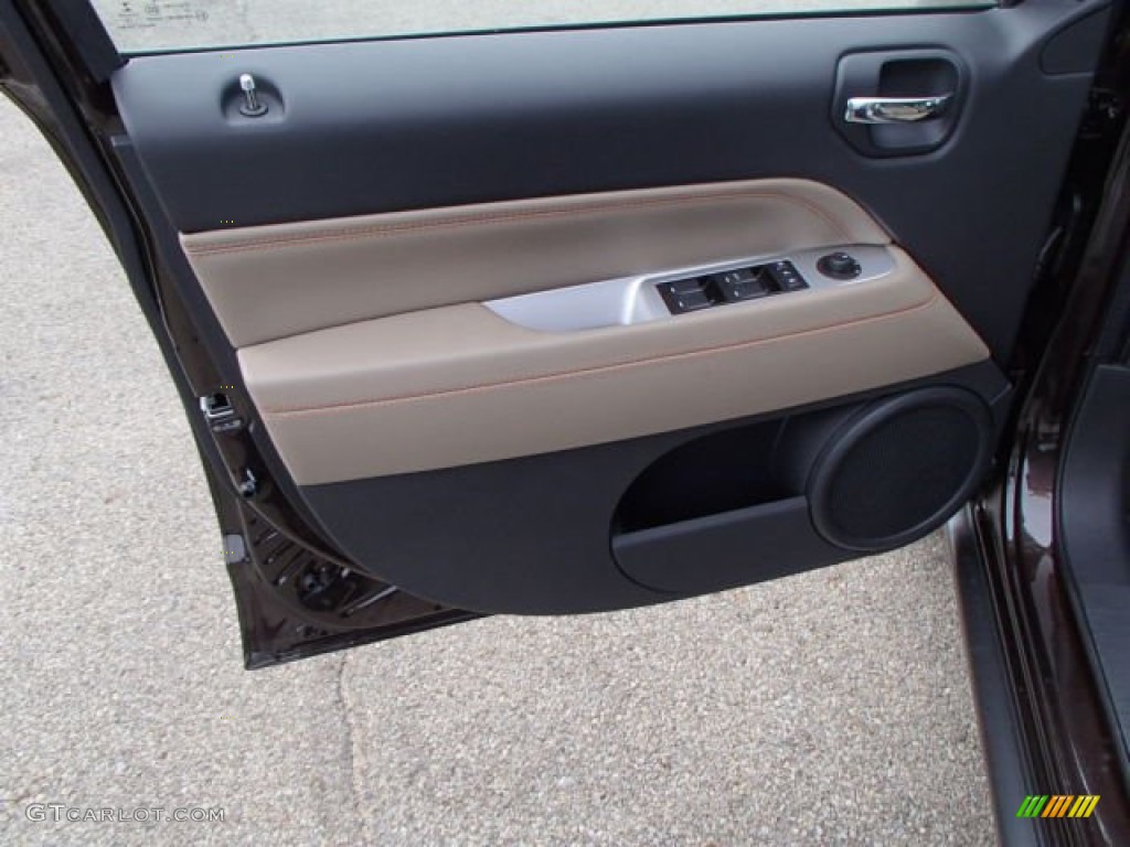 2014 Jeep Compass Latitude 4x4 Dark Slate Gray/Light Pebble Door Panel Photo #86751717