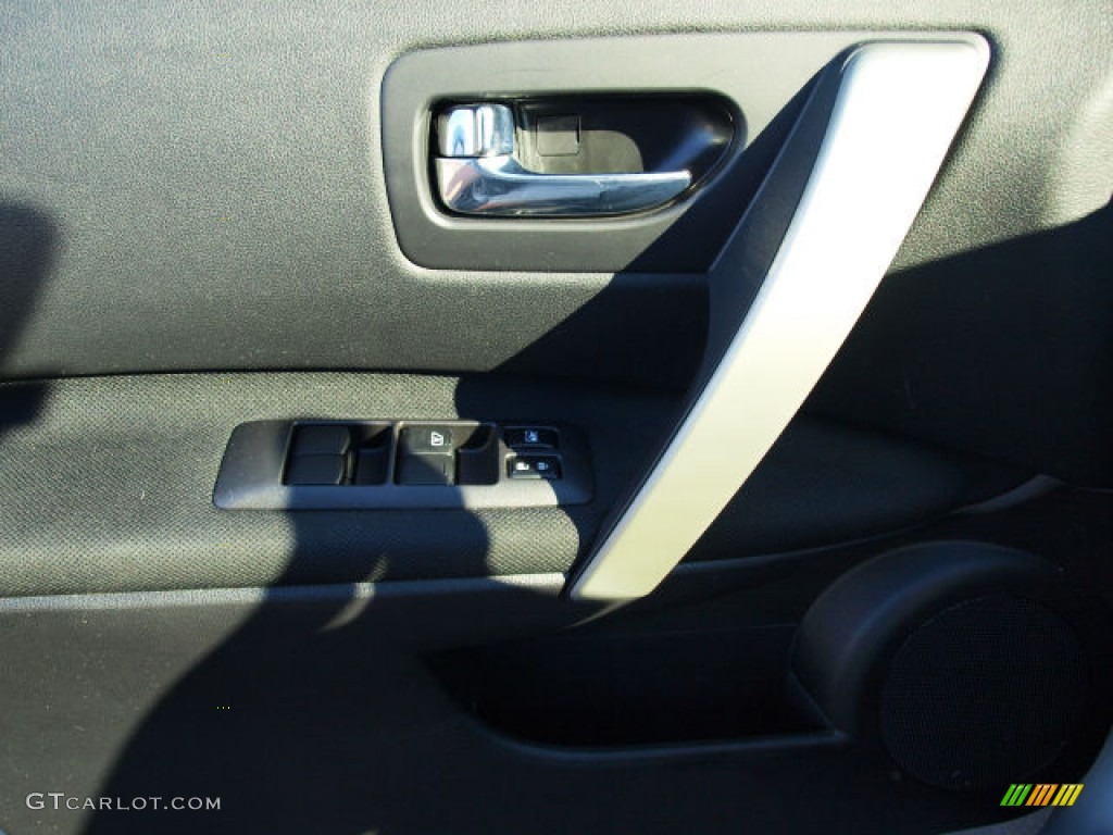 2011 Rogue SV - Silver Ice Metallic / Black photo #15
