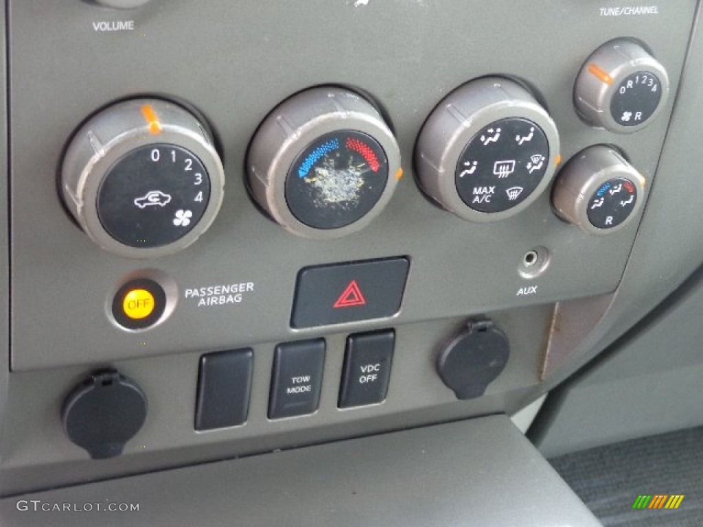 2004 Nissan Armada SE Controls Photos