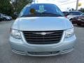 Bright Silver Metallic - Town & Country  Photo No. 15