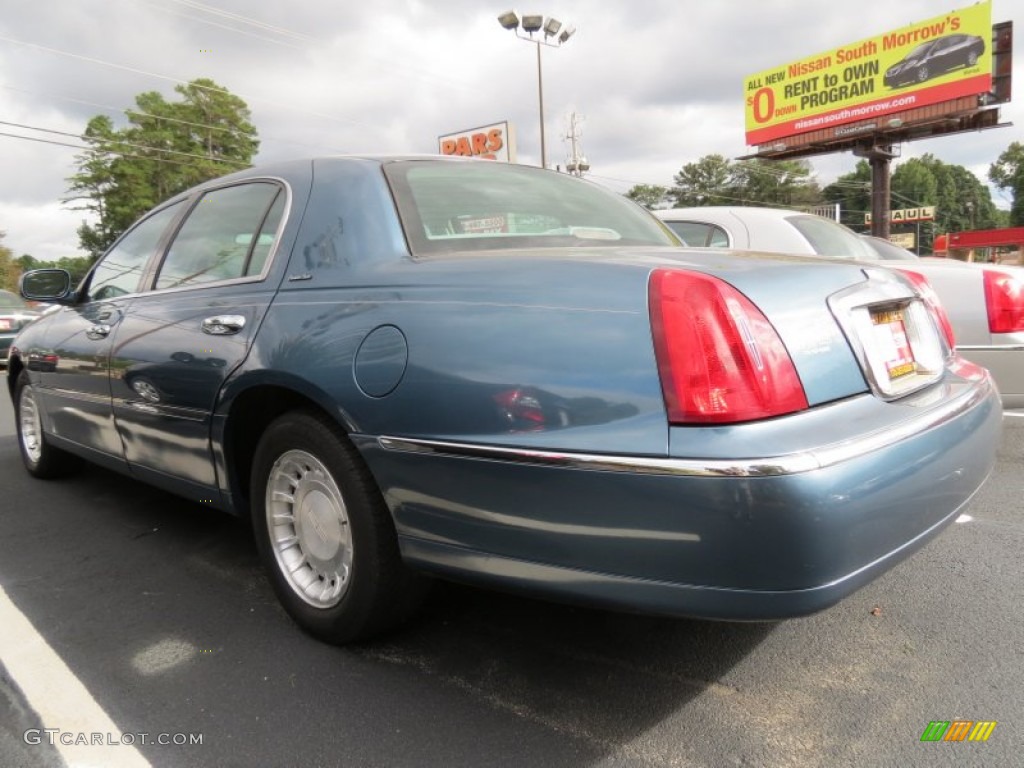 2001 Town Car Executive - Aqua Blue / Light Parchment photo #2