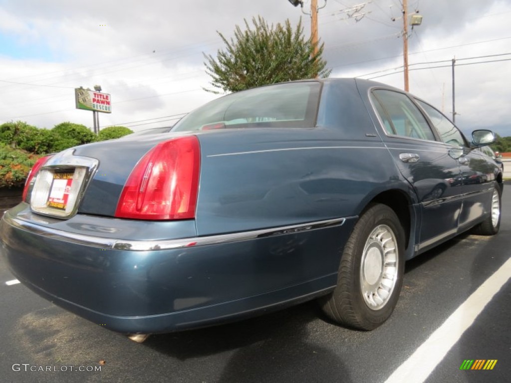 2001 Town Car Executive - Aqua Blue / Light Parchment photo #3