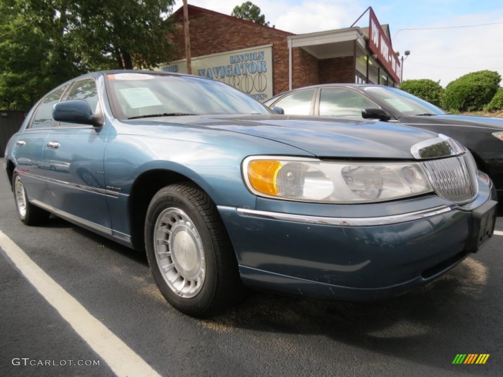 2001 Town Car Executive - Aqua Blue / Light Parchment photo #4