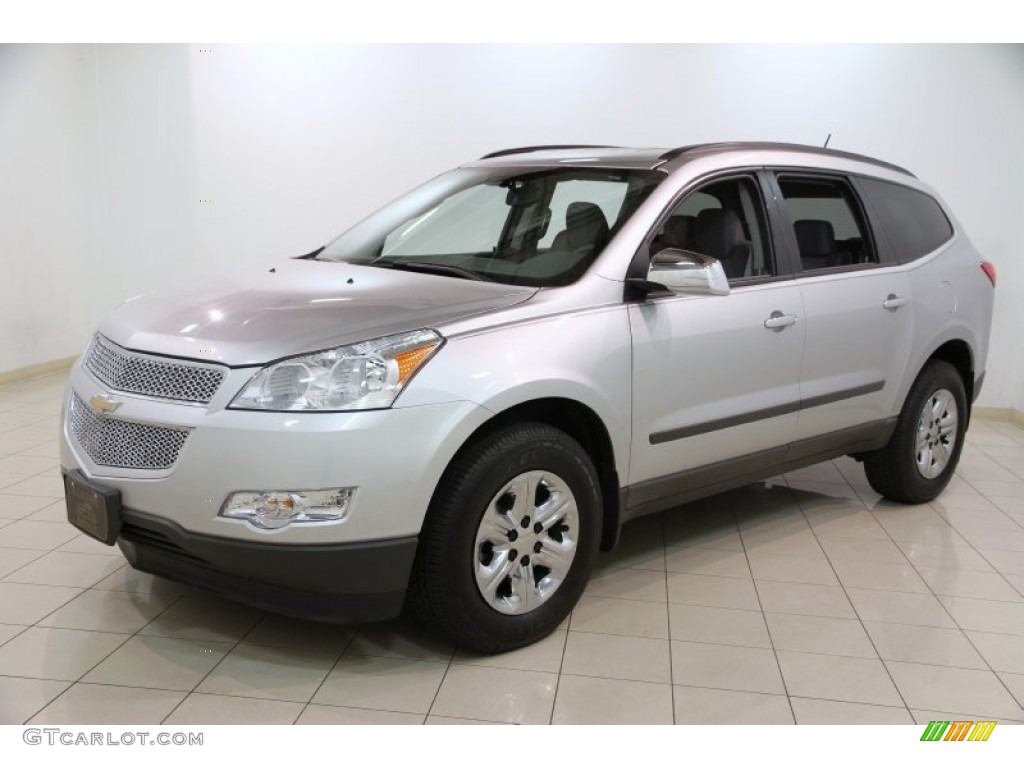 2010 Traverse LS AWD - Silver Ice Metallic / Dark Gray/Light Gray photo #3