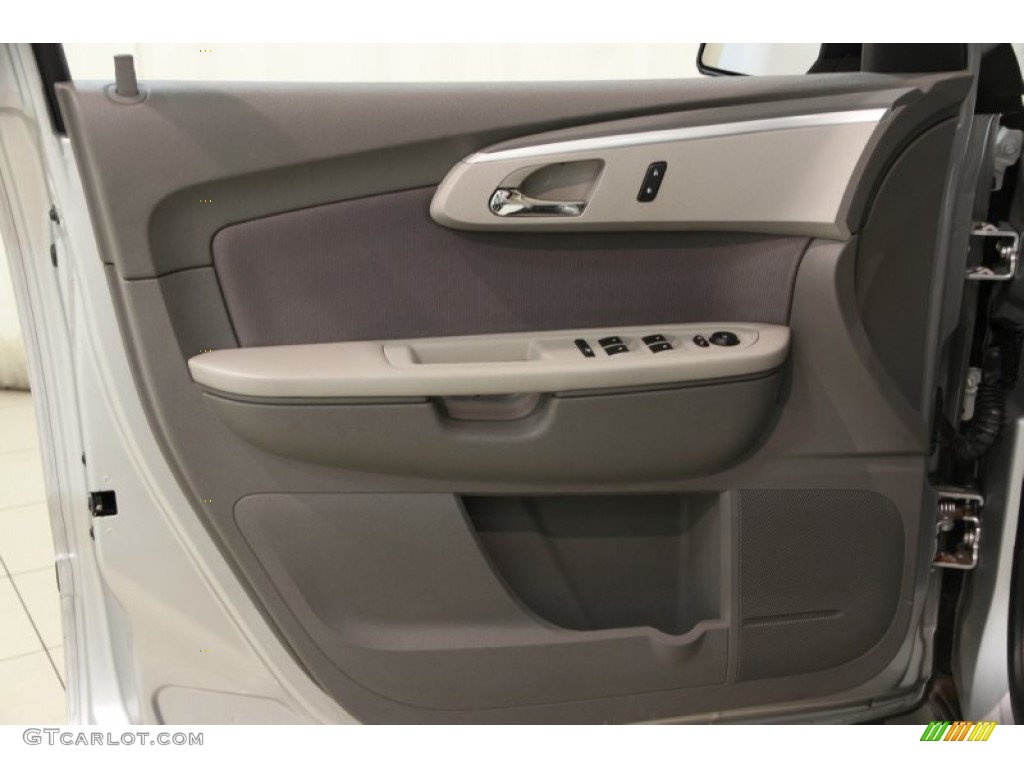2010 Traverse LS AWD - Silver Ice Metallic / Dark Gray/Light Gray photo #4
