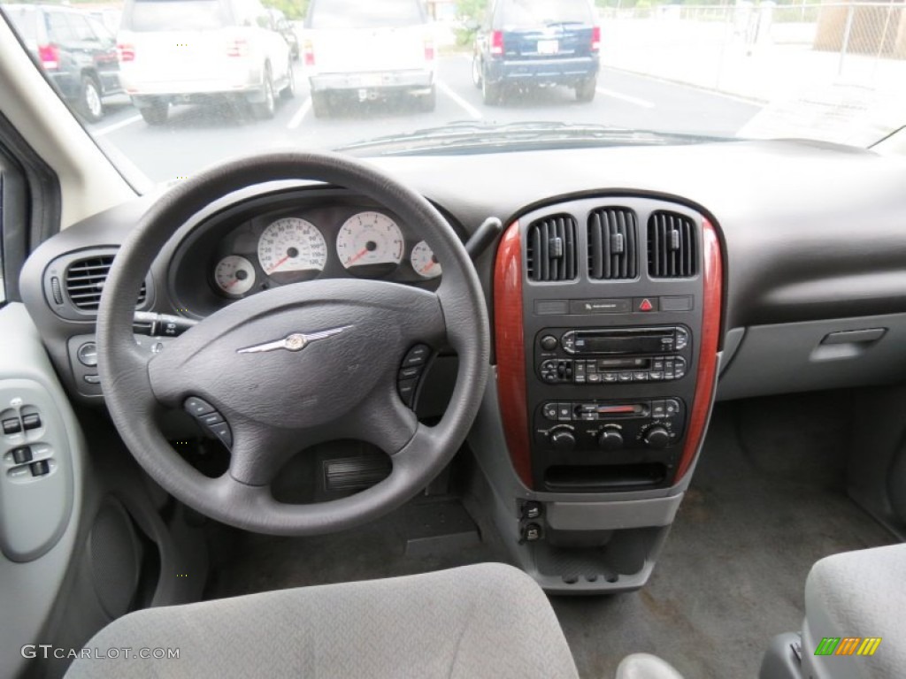 2006 Chrysler Town & Country LX Dashboard Photos