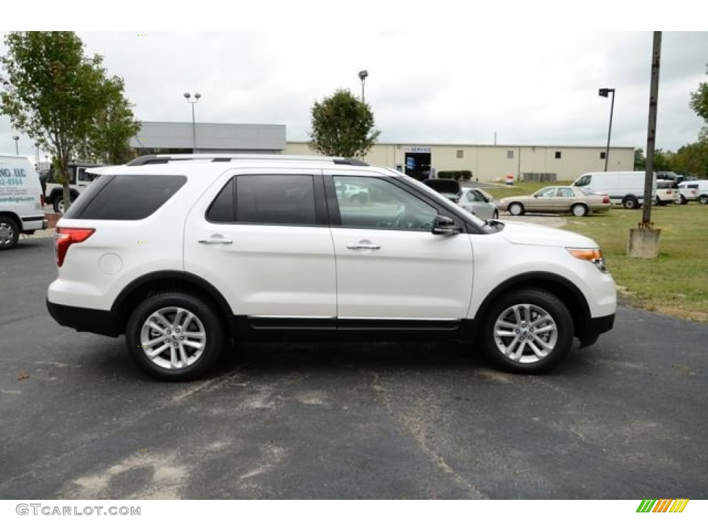 2014 Explorer XLT - Oxford White / Medium Light Stone photo #4
