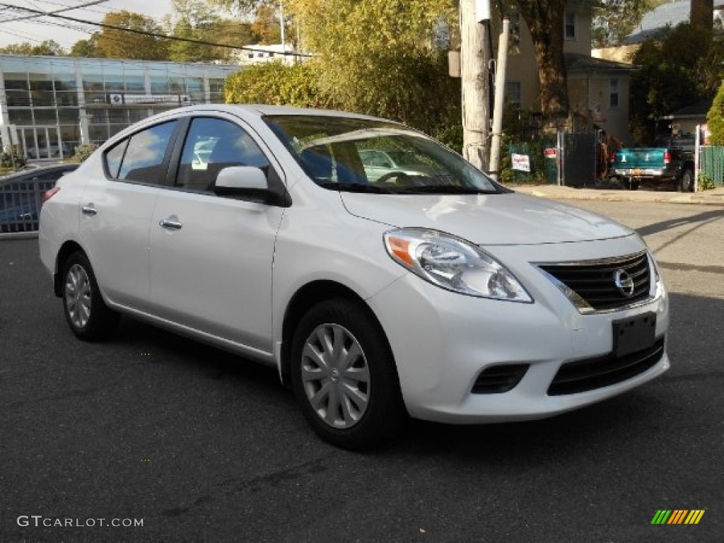 2012 Versa 1.6 SV Sedan - Fresh Powder White / Charcoal photo #1