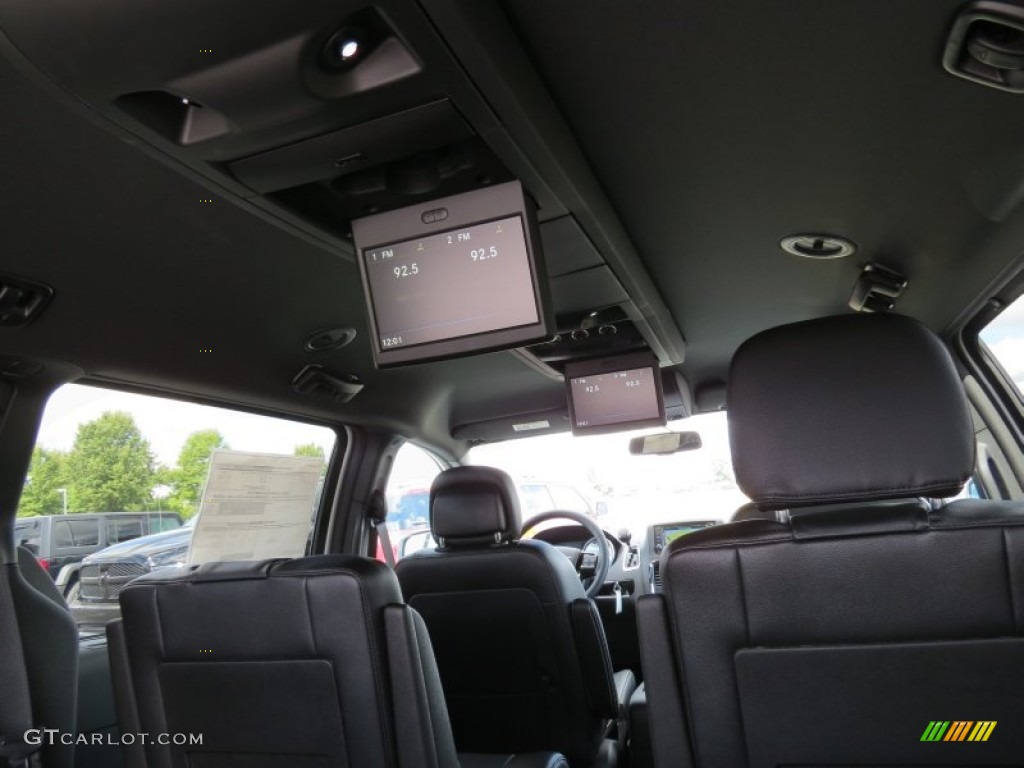 2014 Chrysler Town & Country S Entertainment System Photo #86833439