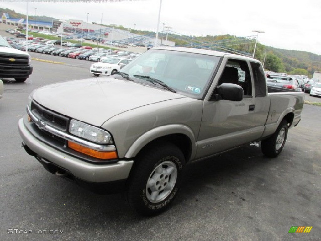 2002 S10 LS Extended Cab 4x4 - Sandalwood Metallic / Graphite photo #6