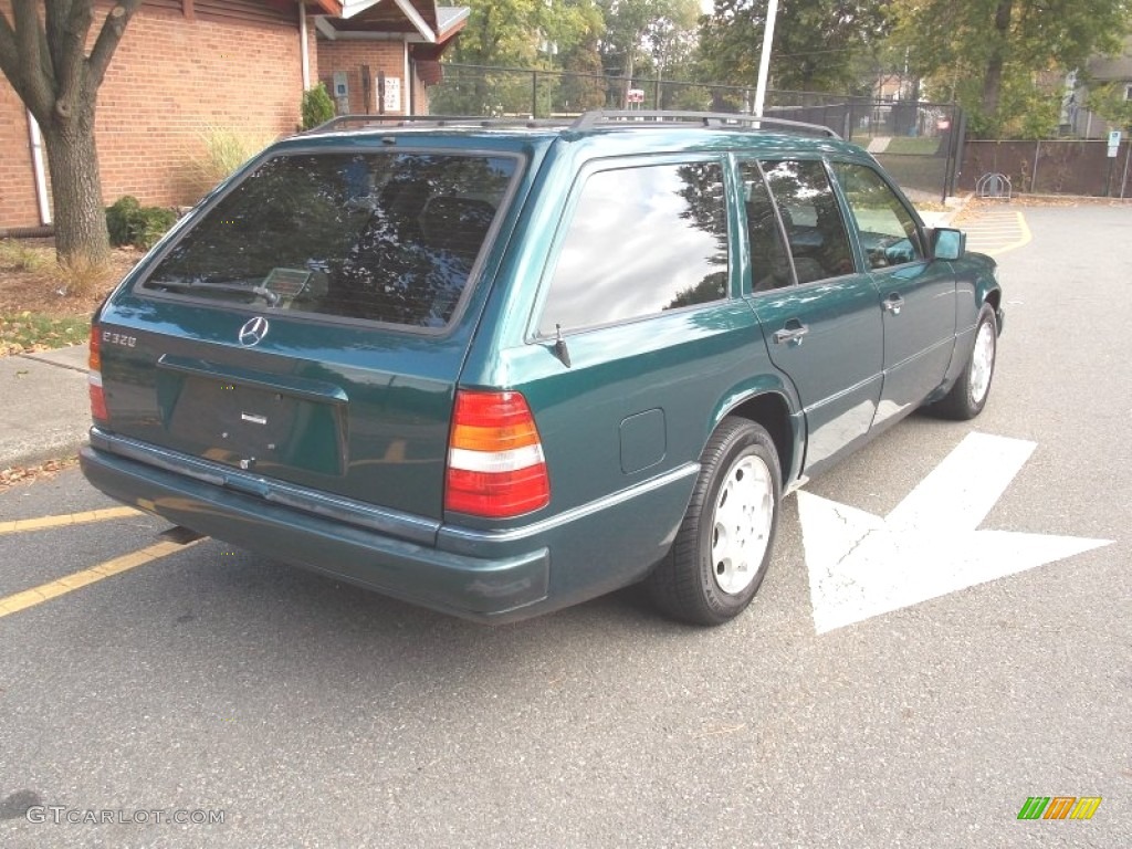 1995 E 320 Wagon - Brilliant Emerald Pearl / Parchment photo #4