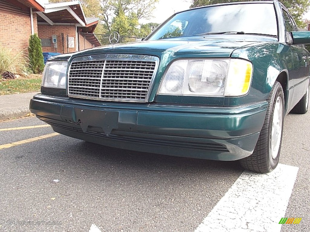 1995 E 320 Wagon - Brilliant Emerald Pearl / Parchment photo #5