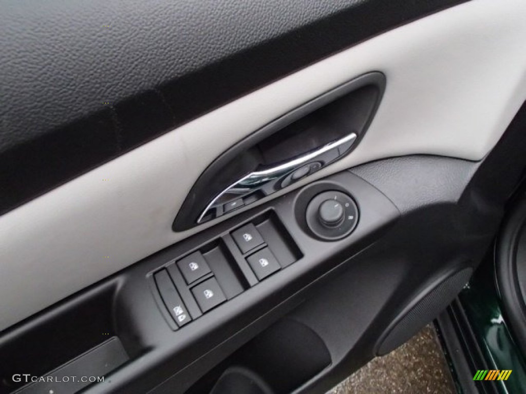 2014 Cruze LS - Rainforest Green Metallic / Jet Black/Medium Titanium photo #15