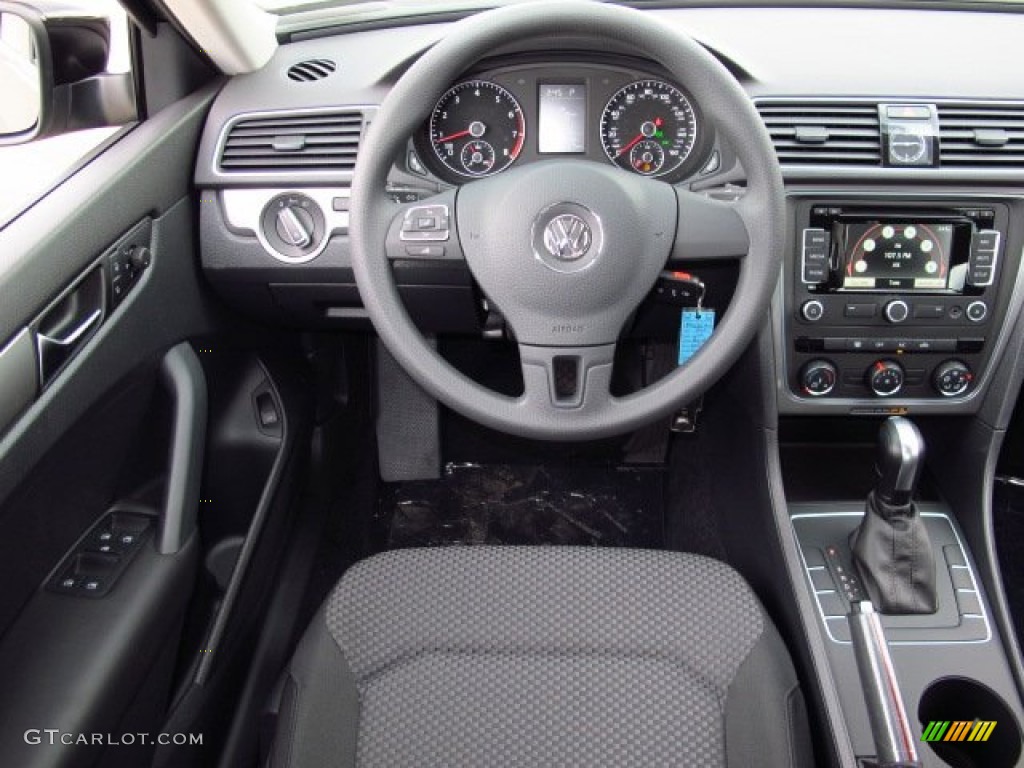 2014 Volkswagen Passat 2.5L S Titan Black Dashboard Photo #86858585
