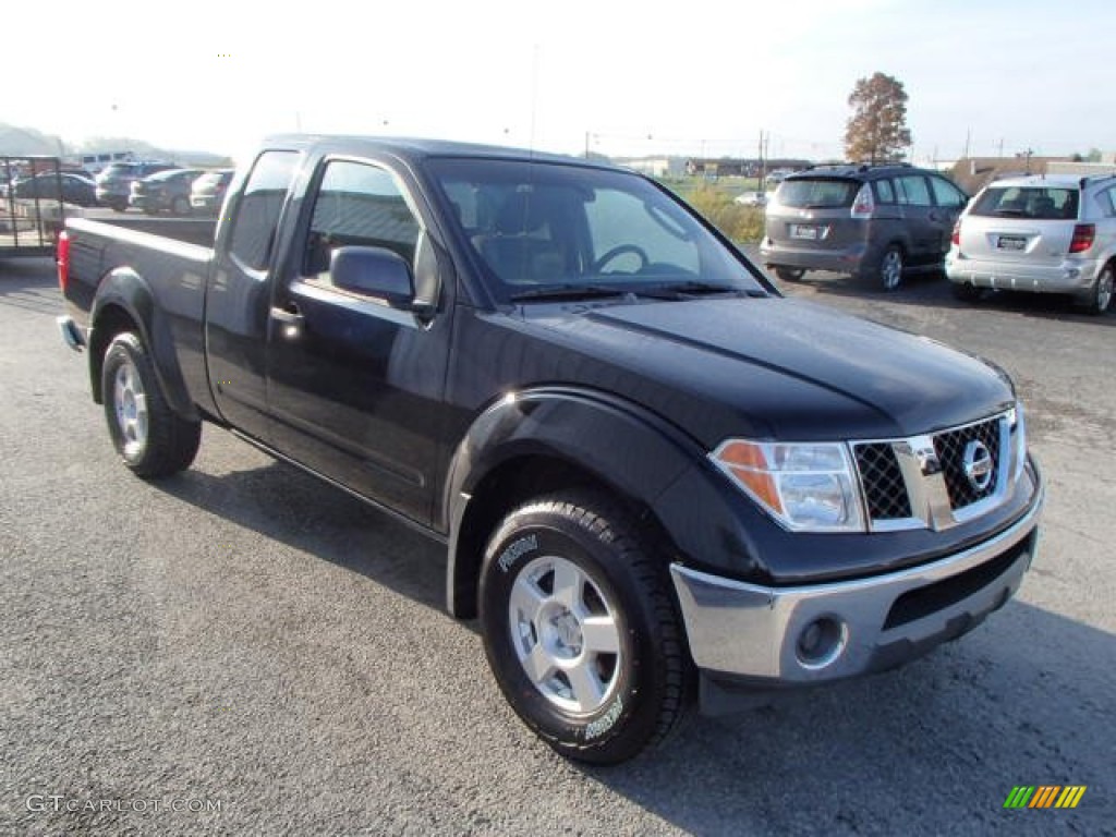 2007 Frontier SE King Cab 4x4 - Super Black / Charcoal photo #4