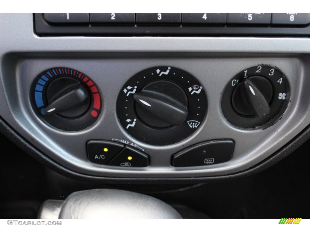 2007 Ford Focus ZX5 SE Hatchback Controls Photo #86889909
