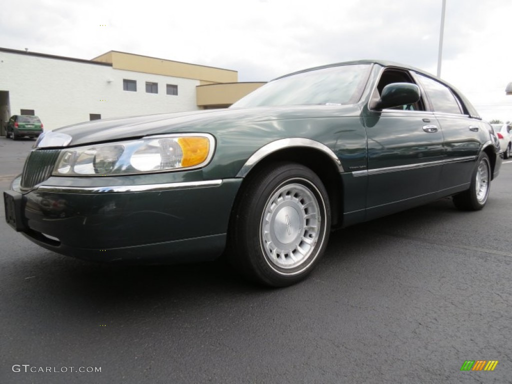 2001 Town Car Executive - Medium Charcoal Green Metallic / Light Parchment photo #1