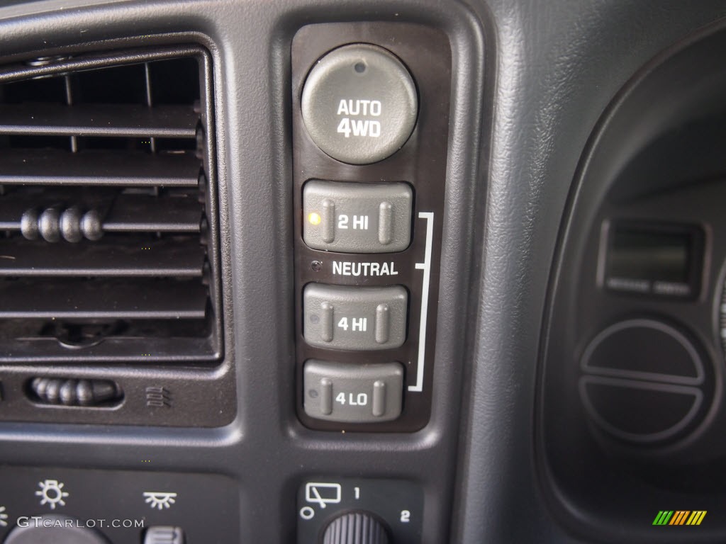 2002 Tahoe 4x4 - Light Pewter Metallic / Medium Gray/Neutral photo #24