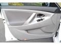 Super White - Camry SE Photo No. 22