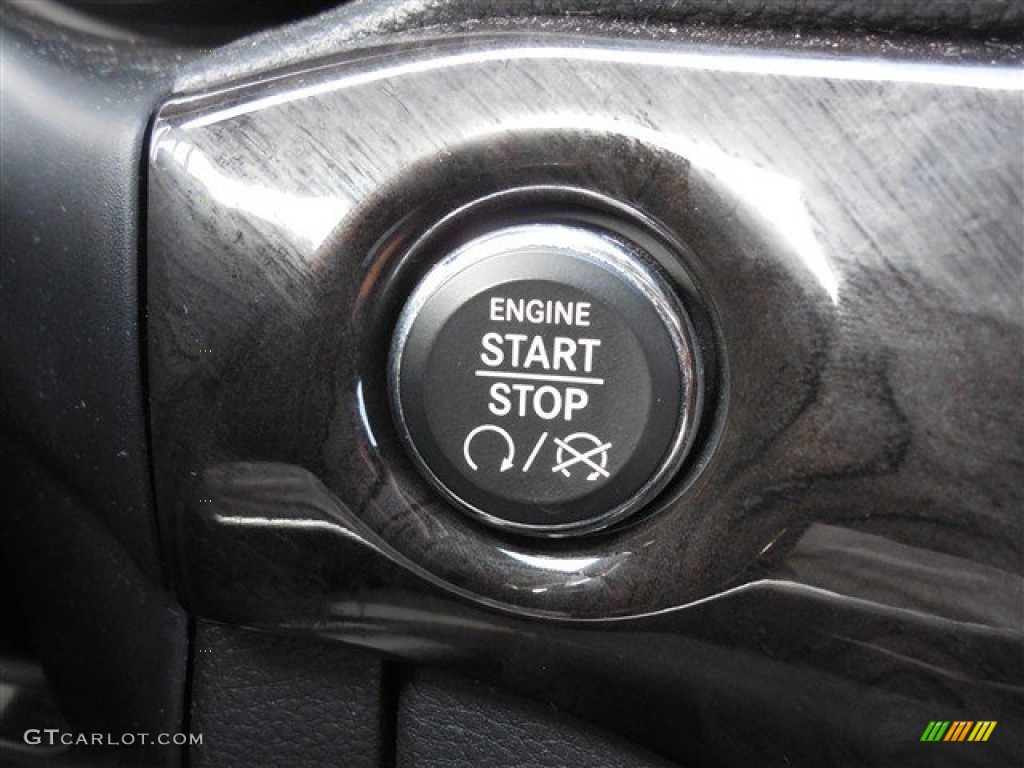 2012 Grand Cherokee Laredo 4x4 - Brilliant Black Crystal Pearl / Black photo #30