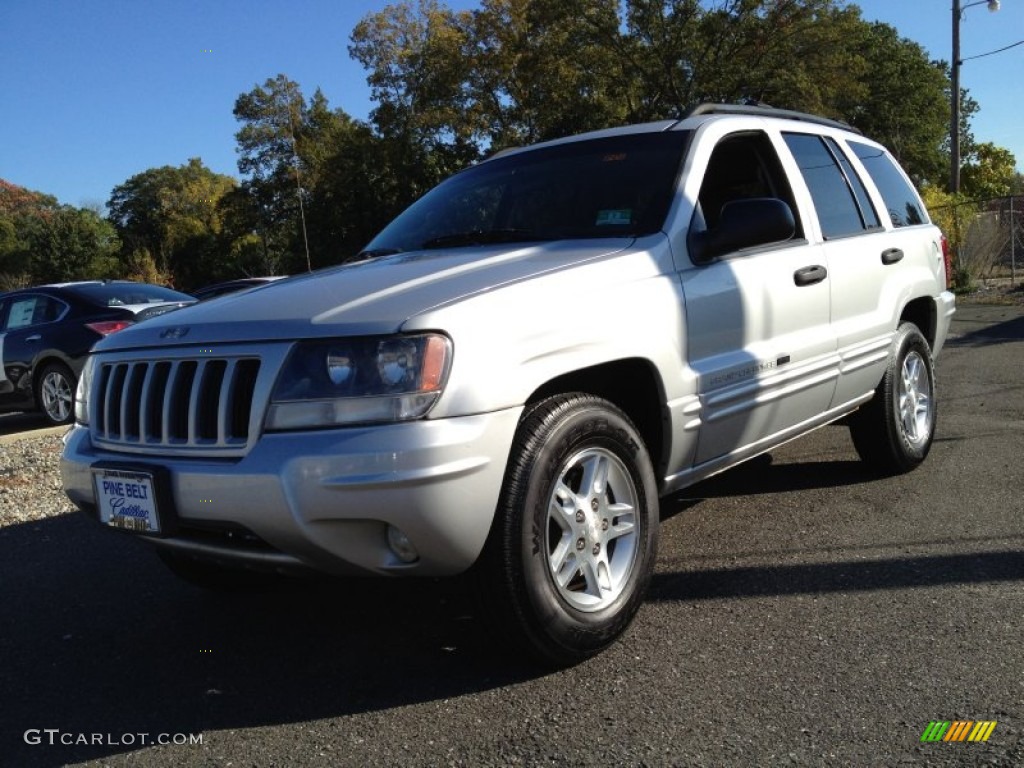 2004 Grand Cherokee Laredo 4x4 - Bright Silver Metallic / Dark Slate Gray photo #1