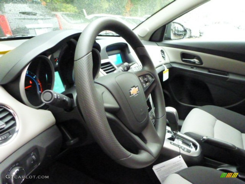 2014 Cruze LS - Rainforest Green Metallic / Jet Black/Medium Titanium photo #15