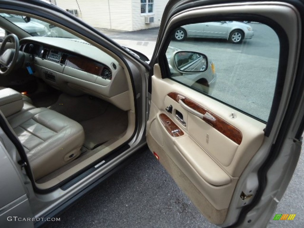 2001 Town Car Executive - Light Parchment Gold Metallic / Light Parchment photo #22