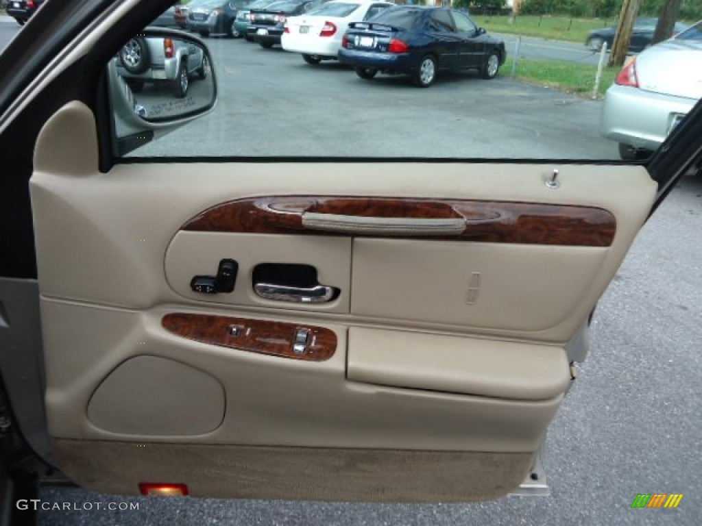 2001 Town Car Executive - Light Parchment Gold Metallic / Light Parchment photo #27
