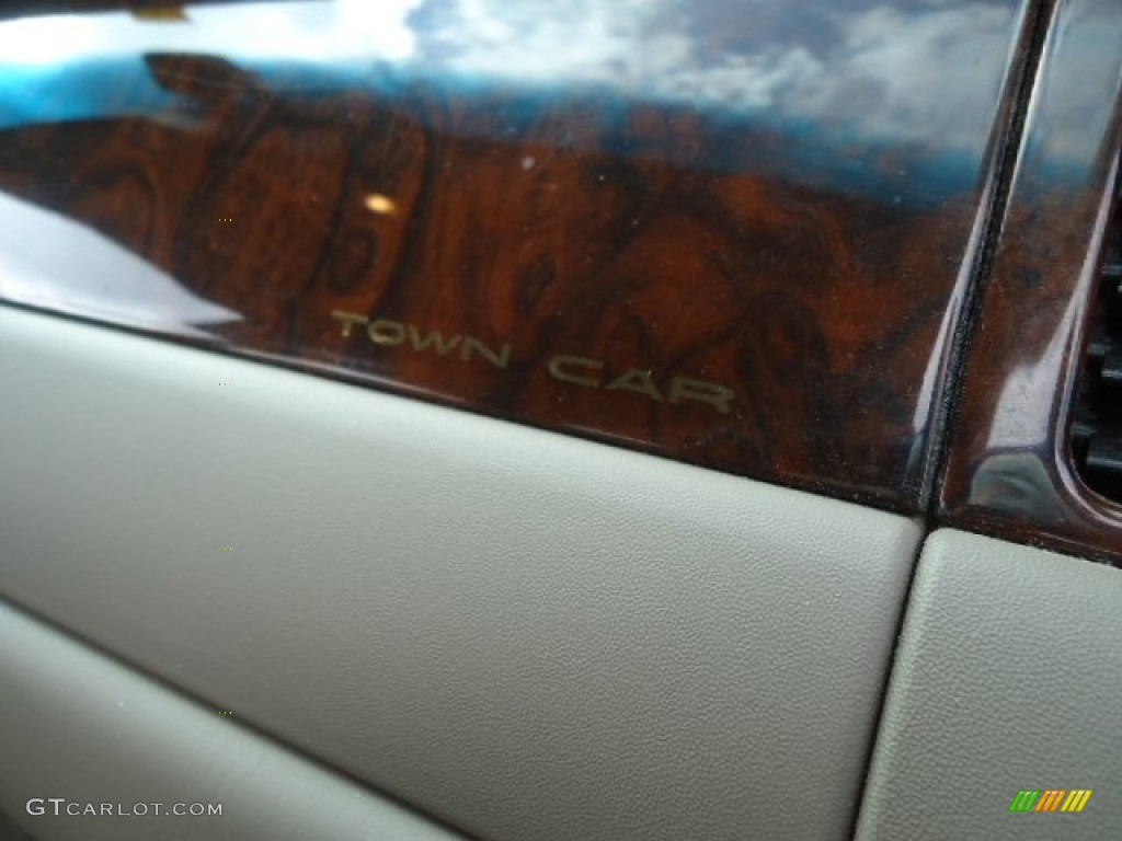 2001 Town Car Executive - Light Parchment Gold Metallic / Light Parchment photo #29