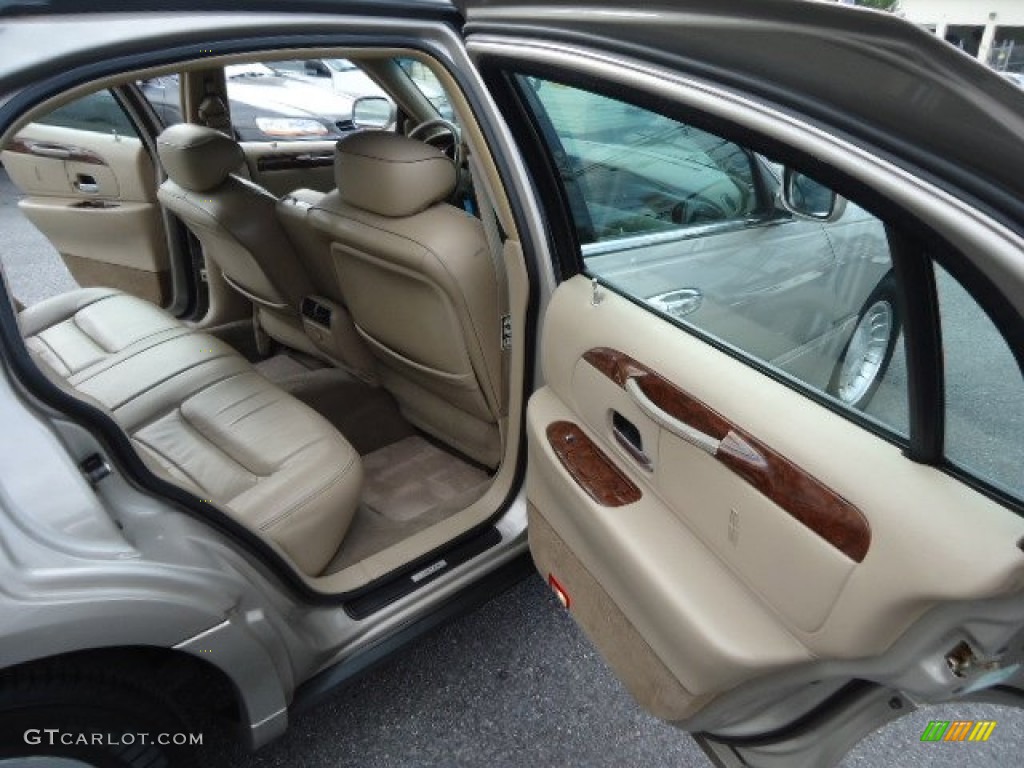 2001 Town Car Executive - Light Parchment Gold Metallic / Light Parchment photo #31