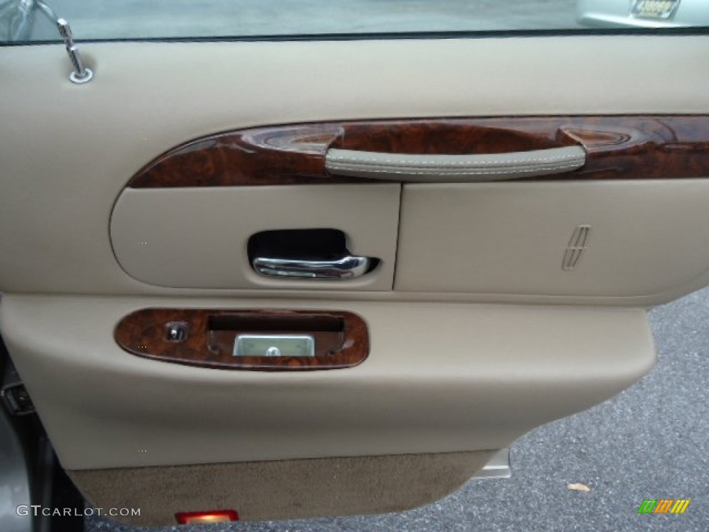 2001 Town Car Executive - Light Parchment Gold Metallic / Light Parchment photo #35