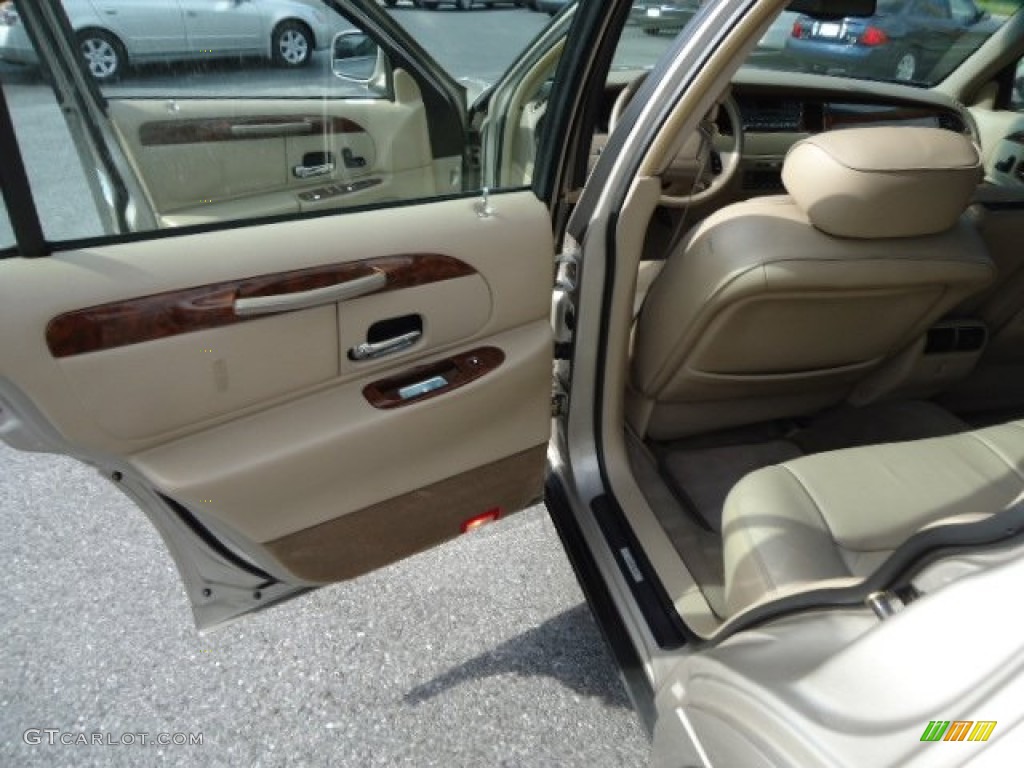 2001 Town Car Executive - Light Parchment Gold Metallic / Light Parchment photo #38
