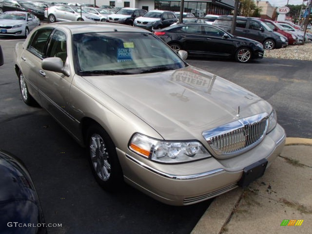 2011 Town Car Signature Limited - Light French Silk Metallic / Light Camel photo #1