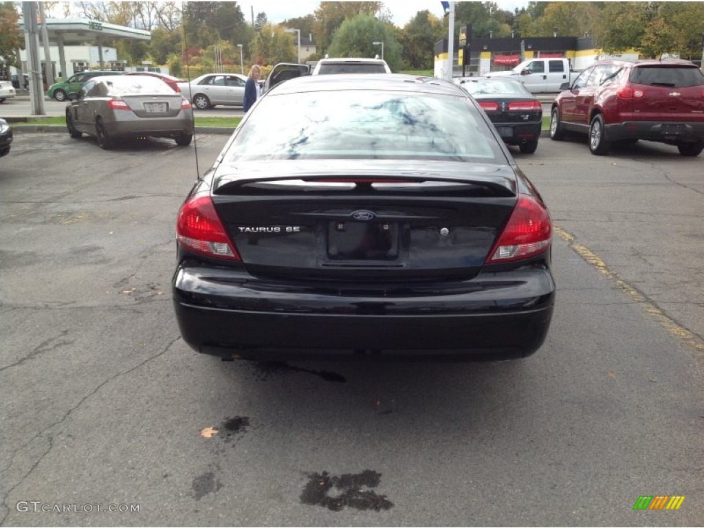 2006 Taurus SE - Black / Medium/Dark Pebble Beige photo #6