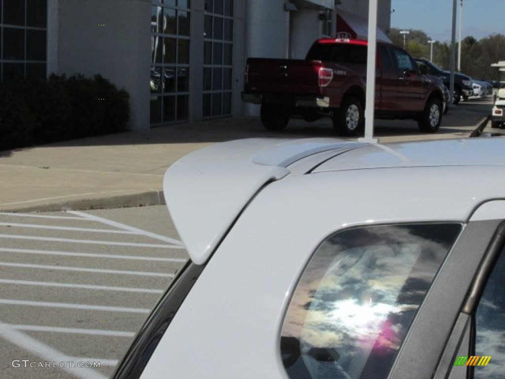 2010 Aveo Aveo5 LT - Summit White / Charcoal photo #4