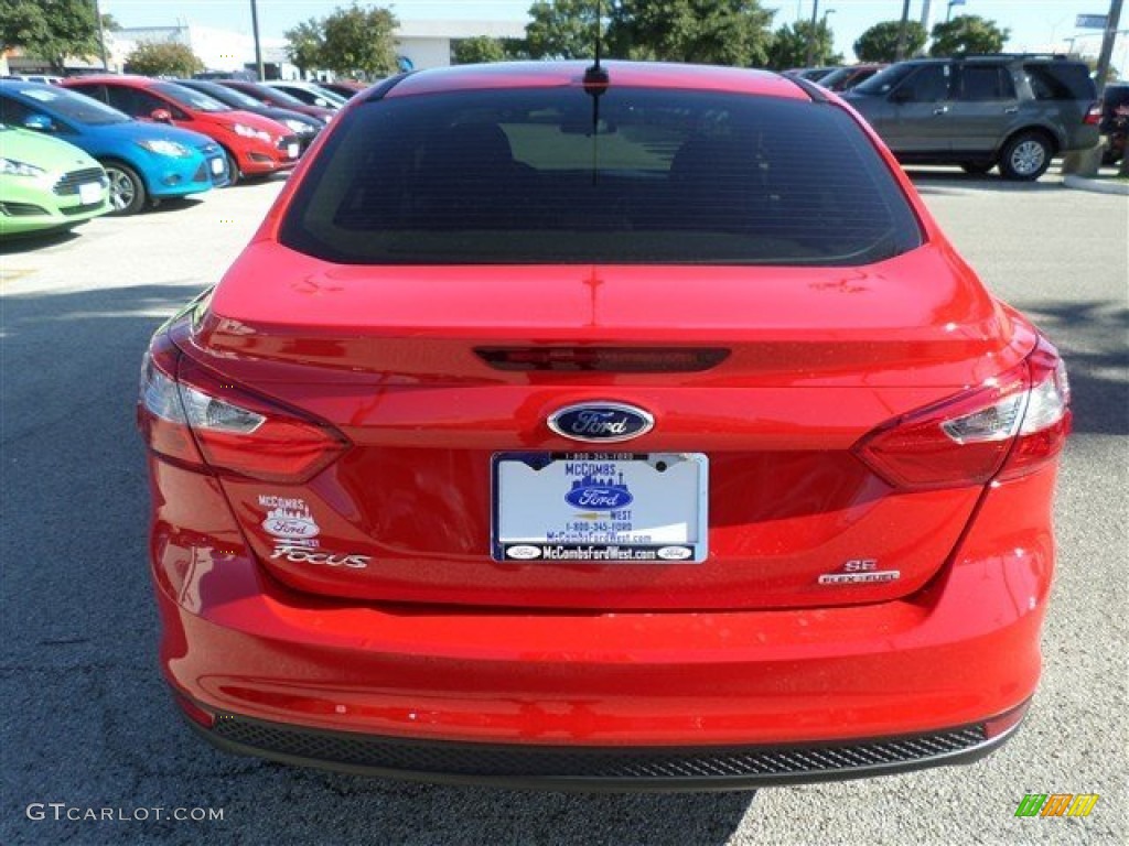 2014 Focus SE Sedan - Race Red / Medium Light Stone photo #4