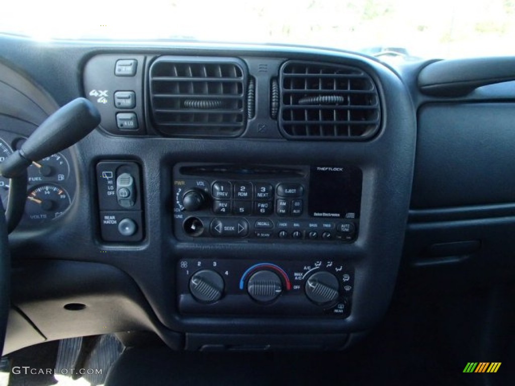 2002 Blazer LS 4x4 - Onyx Black / Graphite photo #11