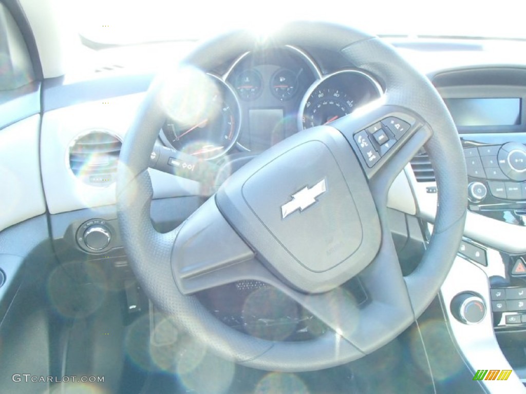 2014 Cruze LS - Rainforest Green Metallic / Jet Black/Medium Titanium photo #6