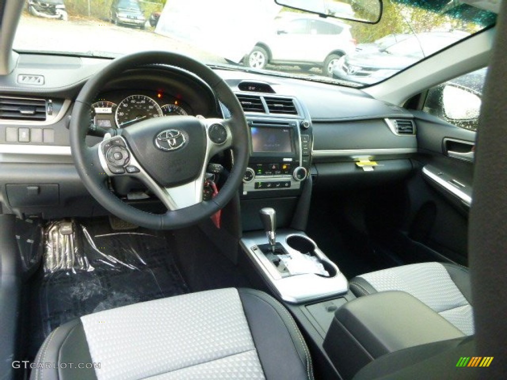 2014 Camry SE - Super White / Black/Ash photo #12
