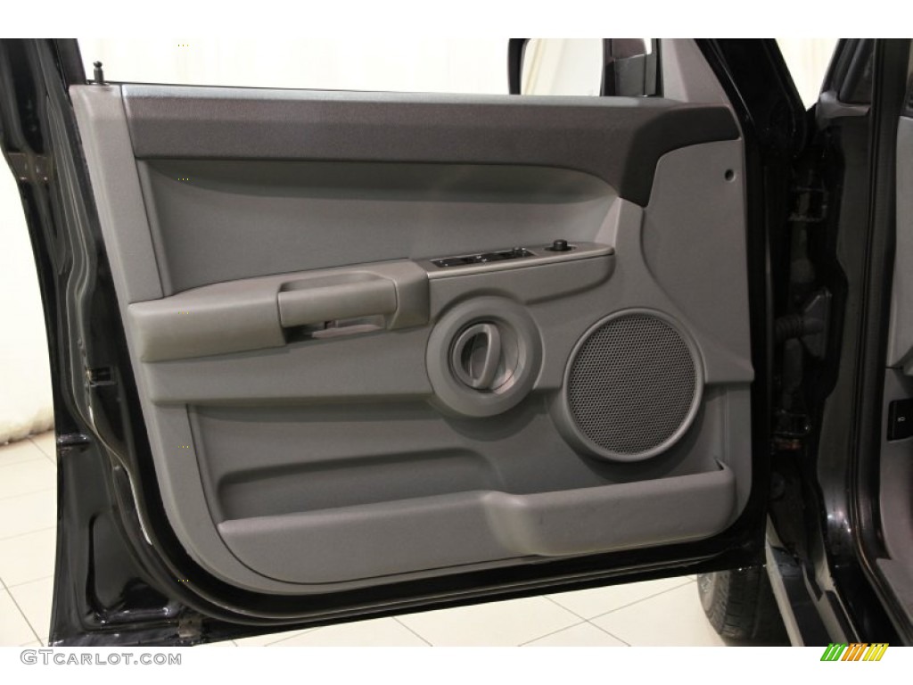 2006 Jeep Commander 4x4 Medium Slate Gray Door Panel Photo #87119052