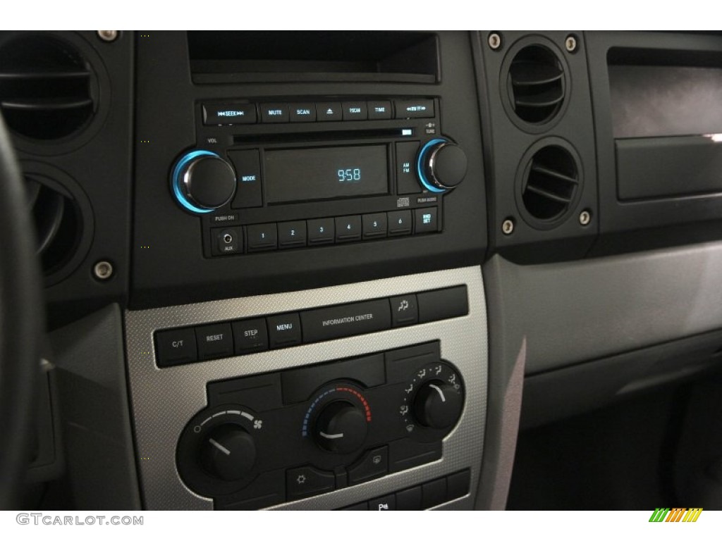2006 Jeep Commander 4x4 Controls Photo #87119142